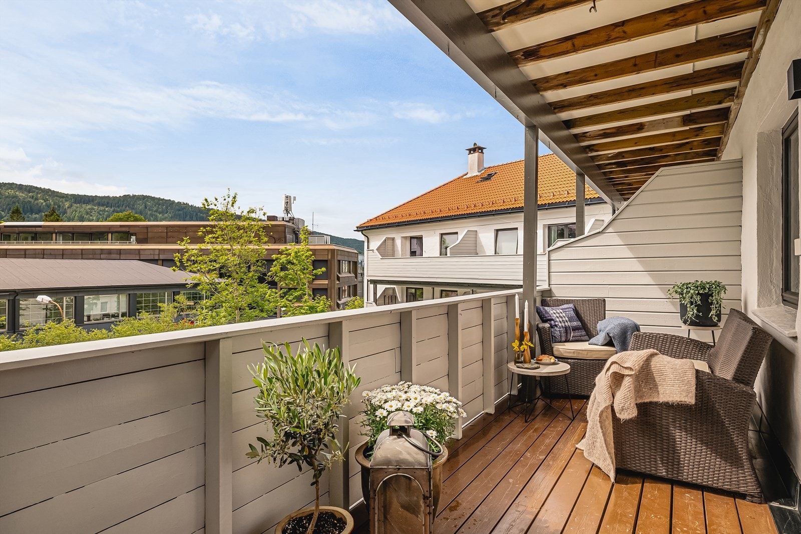 Balkongen har svært gode solforhold og er perfekt for hyggelige sommerkvelder. Her kan det blant annet møbleres med sittegruppe, bord og grill. Galleribilde