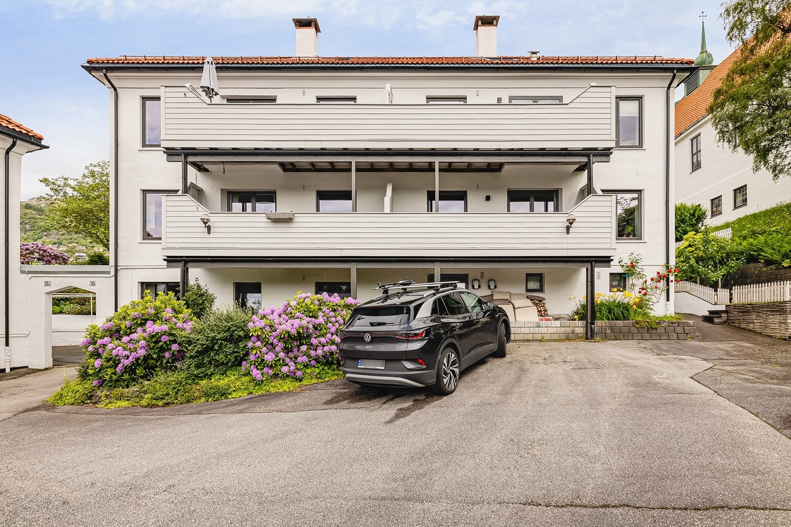 Det er god plass for parkering, med mulighet for å lade el-bil. Galleribilde