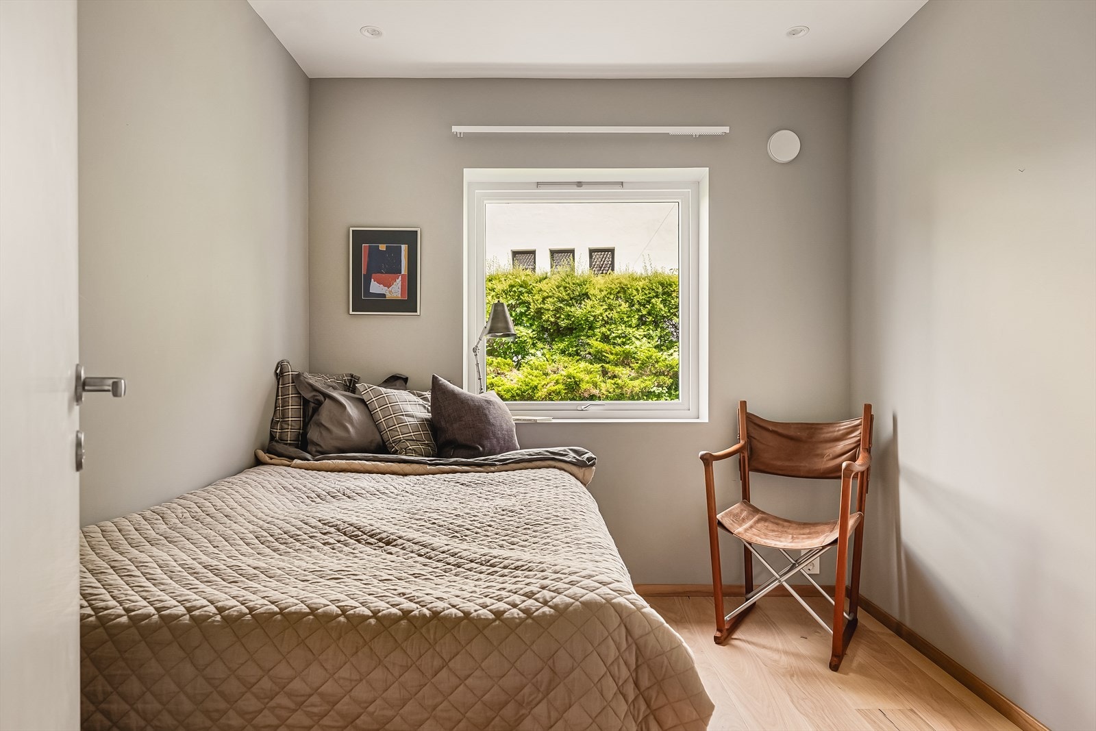 Det andre soverommet er målt til 7,1m² og kan innredes med seng, nattbord og garderobeløsning. Dette passer også utmerket som et barnerom eller kontor. Galleribilde