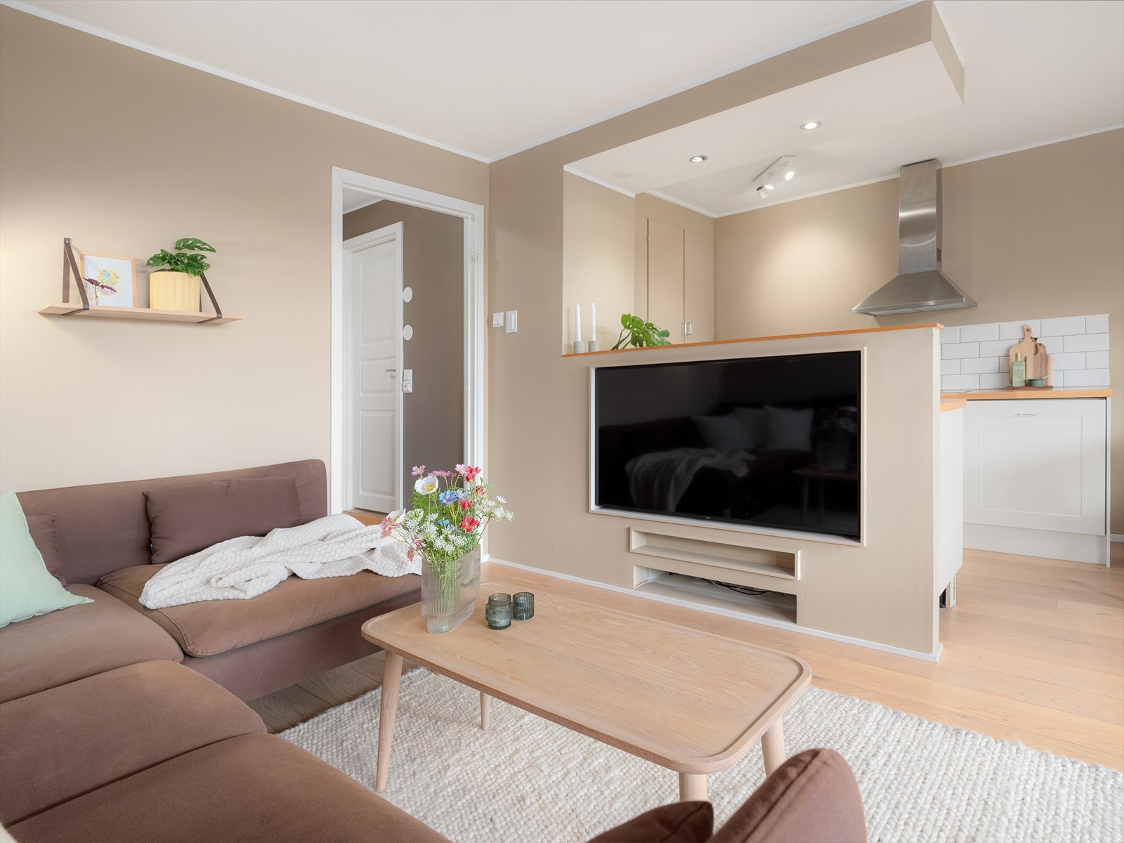 I halvveggen mot kjøkkenet er det laget en genial integrert TV-løsning som gjør at TVen smelter inn, og ikke stjeler unødvendig plass. Galleribilde