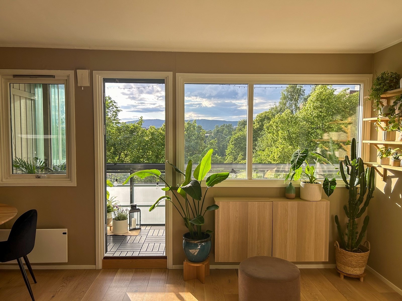 Sommersolen får hele hverdagsrommet til å bade i lys, og stemningen inne blir helt spesiell. Galleribilde