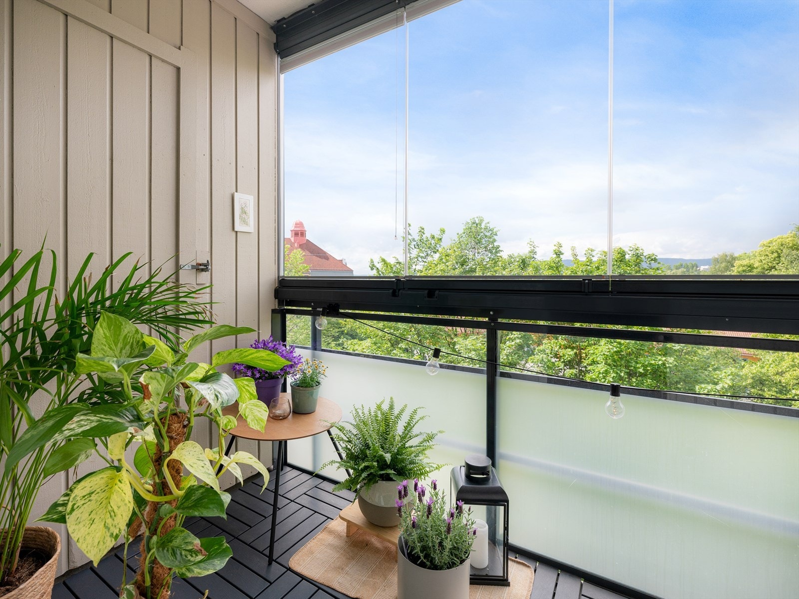 De praktiske skyvbare glassene kan enkelt åpnes opp og skjerme av på kjølige dager. Galleribilde