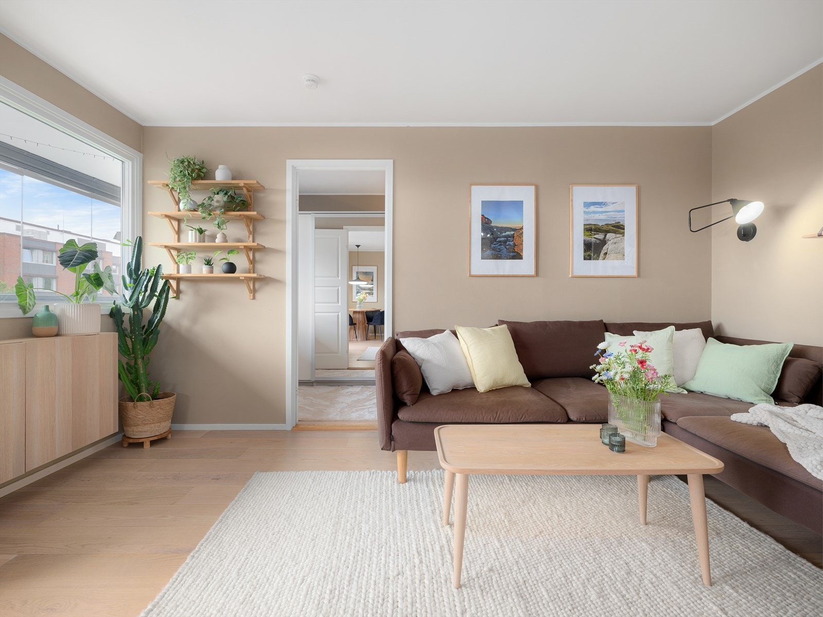 En varm beigetone har funnet veien inn, og i kombinasjon med de lyse, fine gulvene skaper dette en harmonisk og lun atmosfære i rommet. Galleribilde