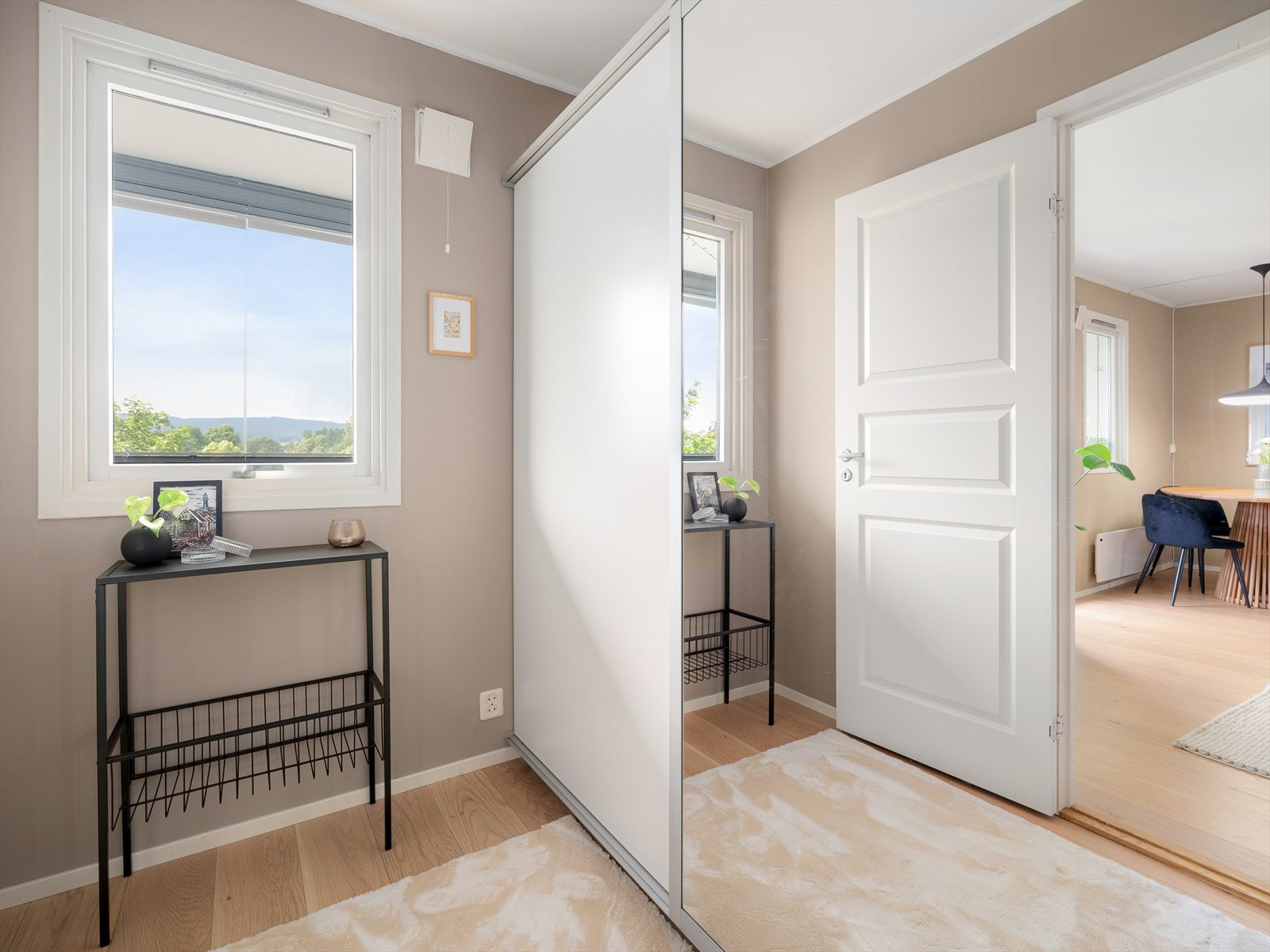 Her er det god plass til en dobbeltseng og stor garderobe. Galleribilde