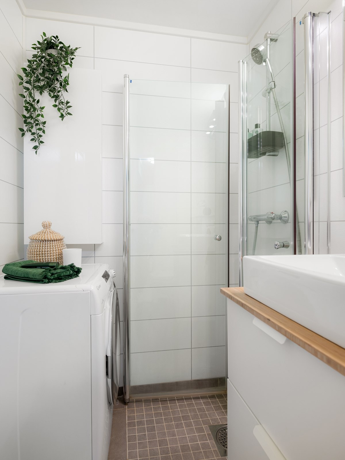 Praktiske svingbare dusjdører i hjørnet gir ekstra plass. Det er opplegg og plass til vaskemaskin. Man kan også benytte borettslagets fellesvaskeri om man heller ønsker det. Galleribilde