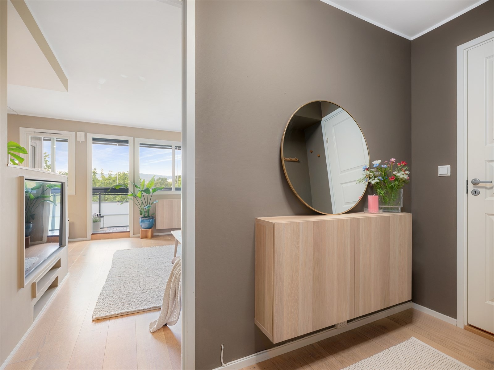 Velkommen inn! Heisen tar deg lett opp til leiligheten som ligger luftig og fritt i gårdens 6.etasje. Galleribilde