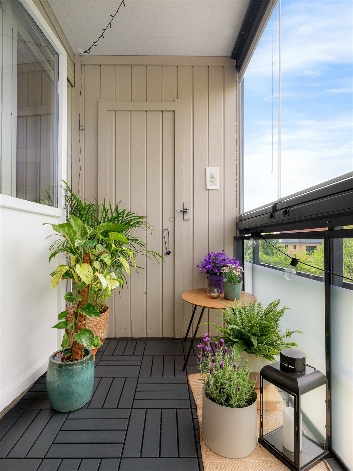 I enden av balkongen har du en egen praktisk bod på ca.1,2 kvm til oppbevaring. Galleribilde