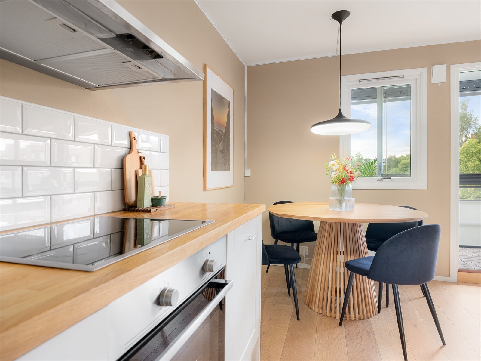 Integrert komfyr med keramisk platetopp og kjøleskuff under benk. Frittstående oppvaskmaskin. Alle hvitevarer medfølger. Galleribilde