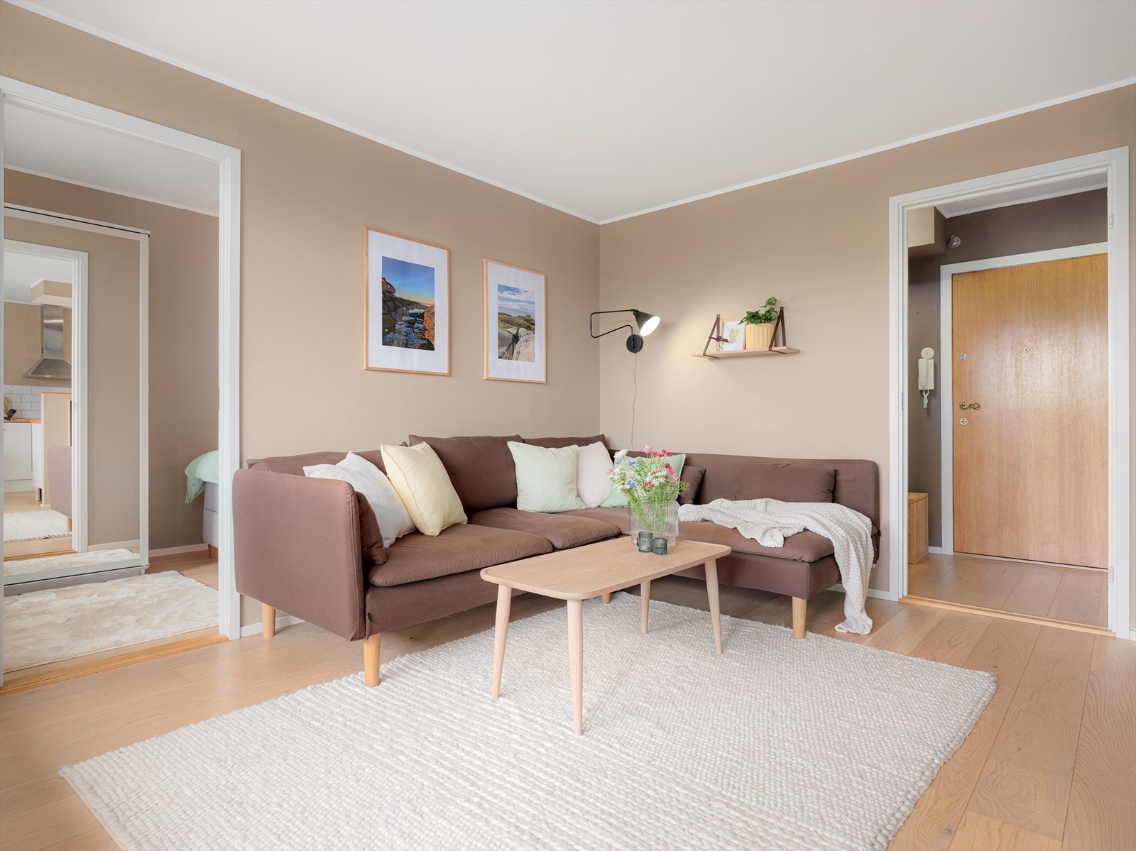 Her er det rikelig med plass til en stor sofa loungegruppe og rom til både familie og venner. Galleribilde