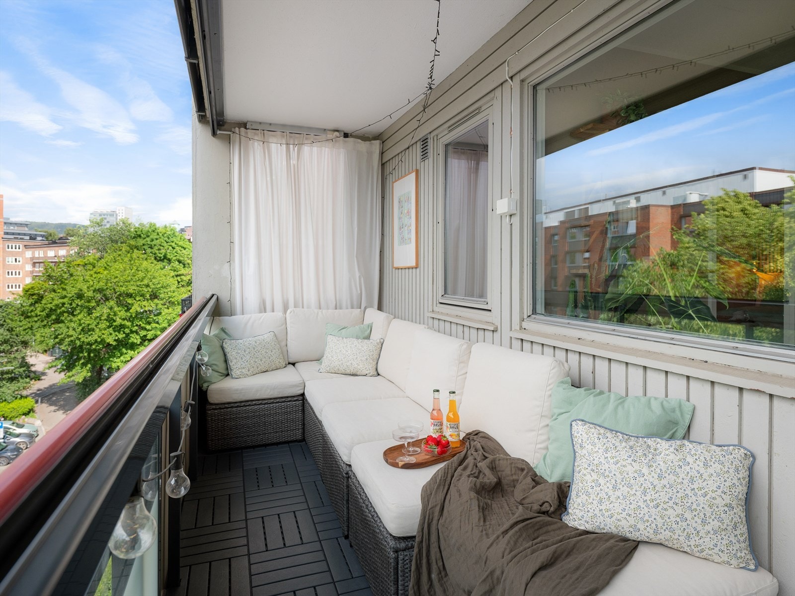 Ute på balkongen kan du innrede med en stor loungegruppe, eller lage flere ulike soner med sitteplasser. Galleribilde