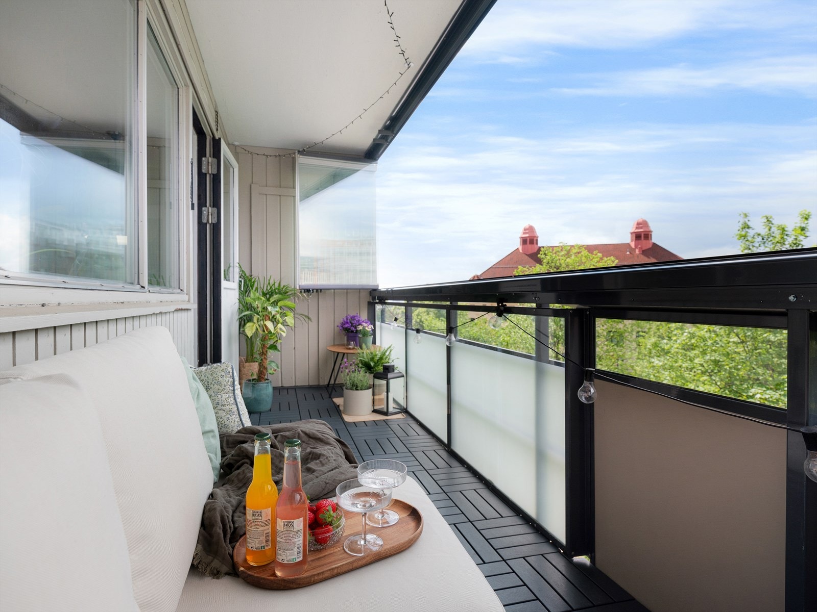 Solen kan nytes fra kl 16 til ca 21:30 om sommeren. Galleribilde