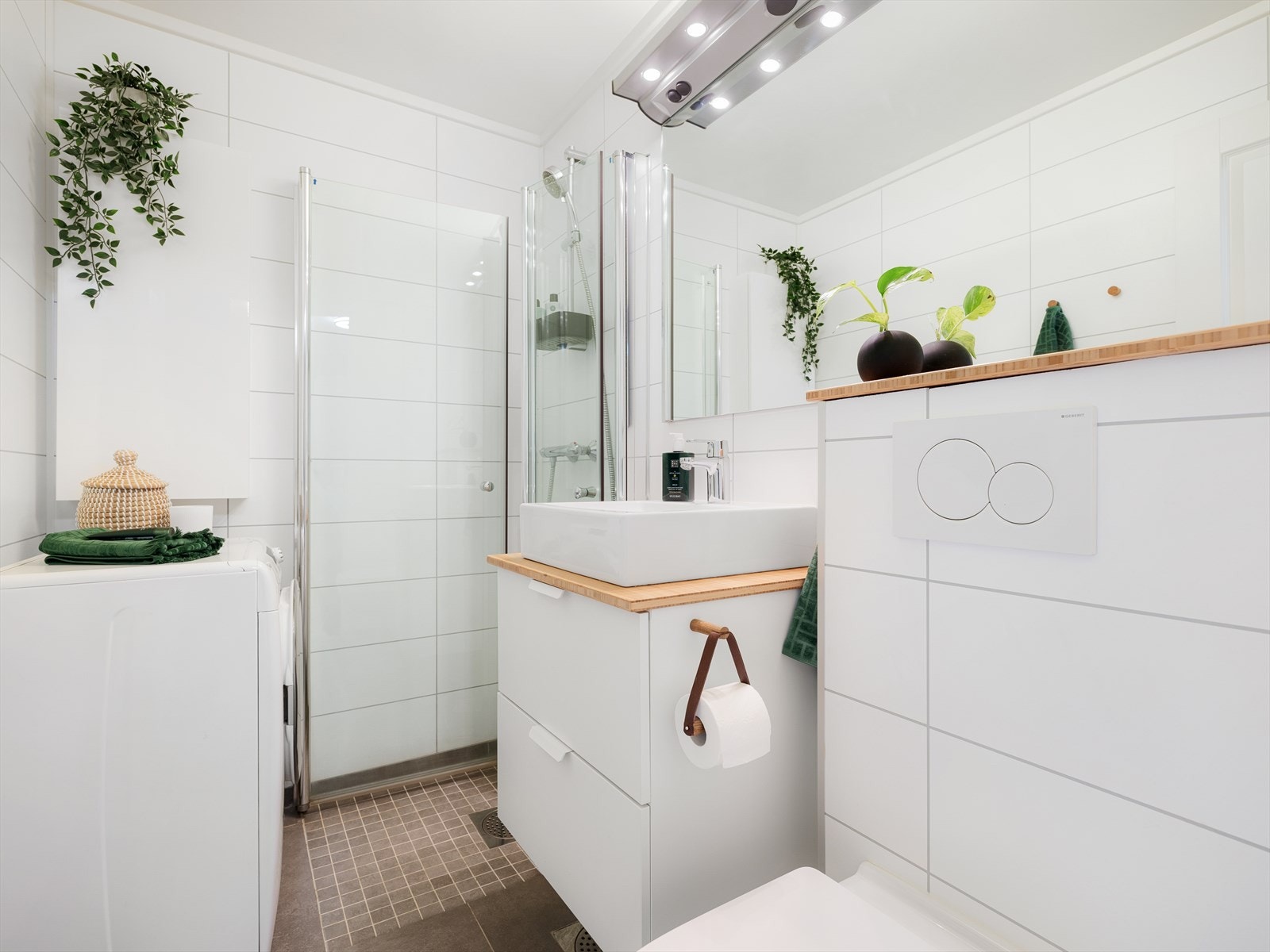 Badet ble modernisert i 2016 og er lekkert og tidløst innredet. Galleribilde