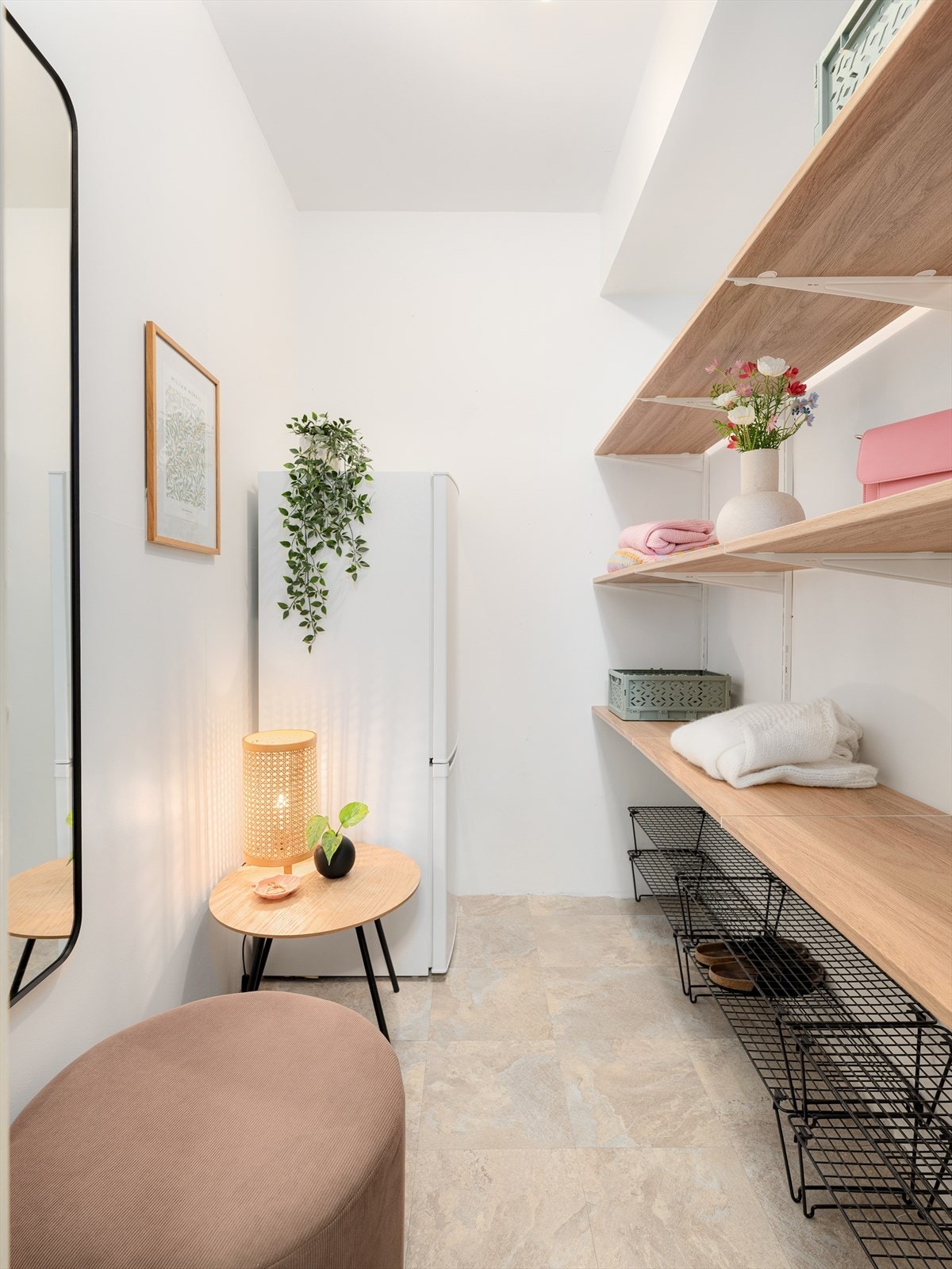 Omkledningsrommet i enden av gangen har god plass til ytterklær og annet hverdagsutstyr. Galleribilde