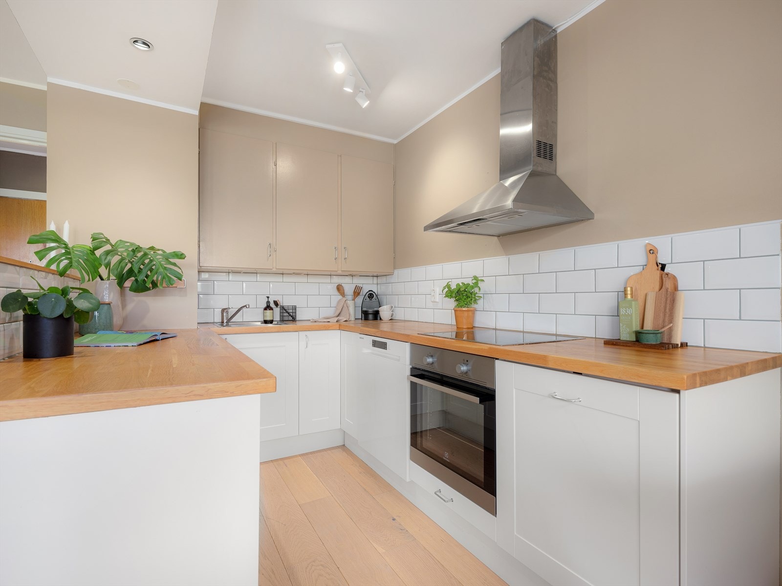 Den delvis åpne kjøkkenløsningen er sosial, men føles samtidig behagelig tilbaketrukket fra stuedelen. Galleribilde