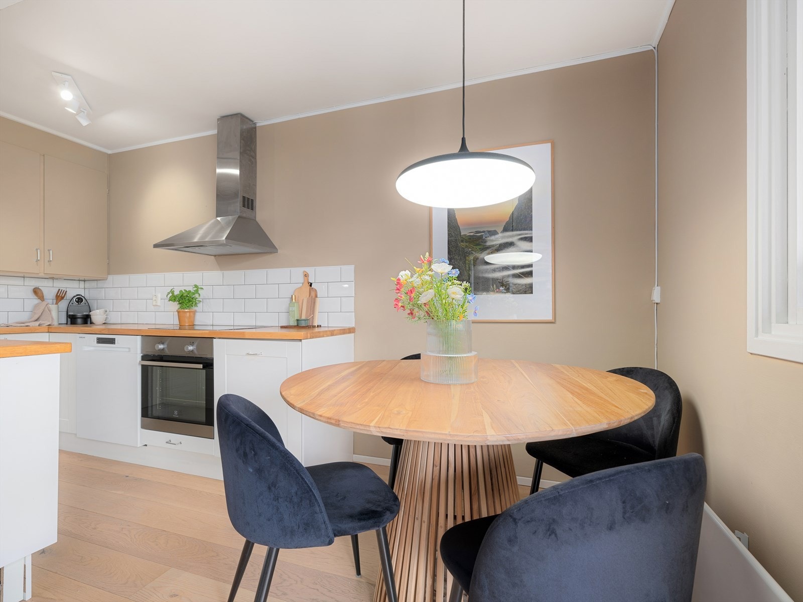 I forlengelsen av kjøkkenet er det plass til et stort spisebord. Galleribilde