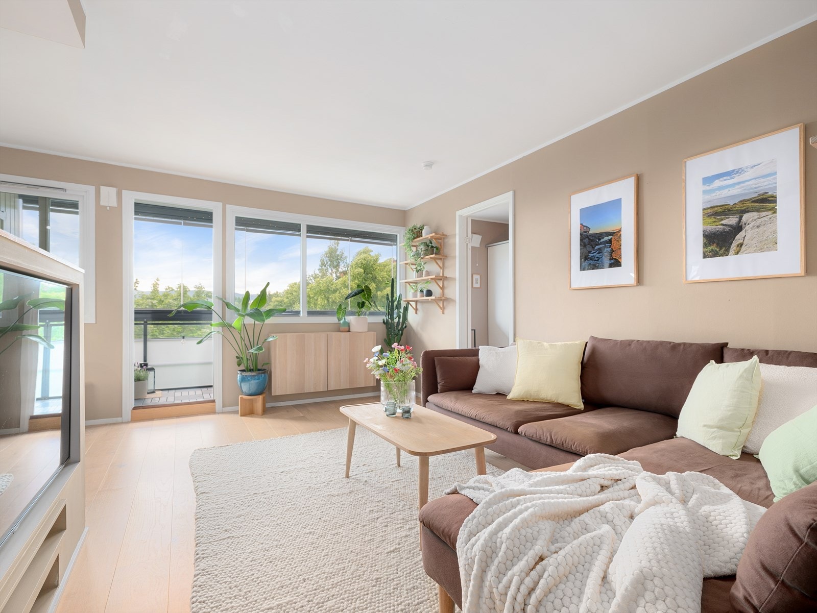 Det flotte stuerommet oppleves svært lyst og innbydende med store vinduer. Galleribilde