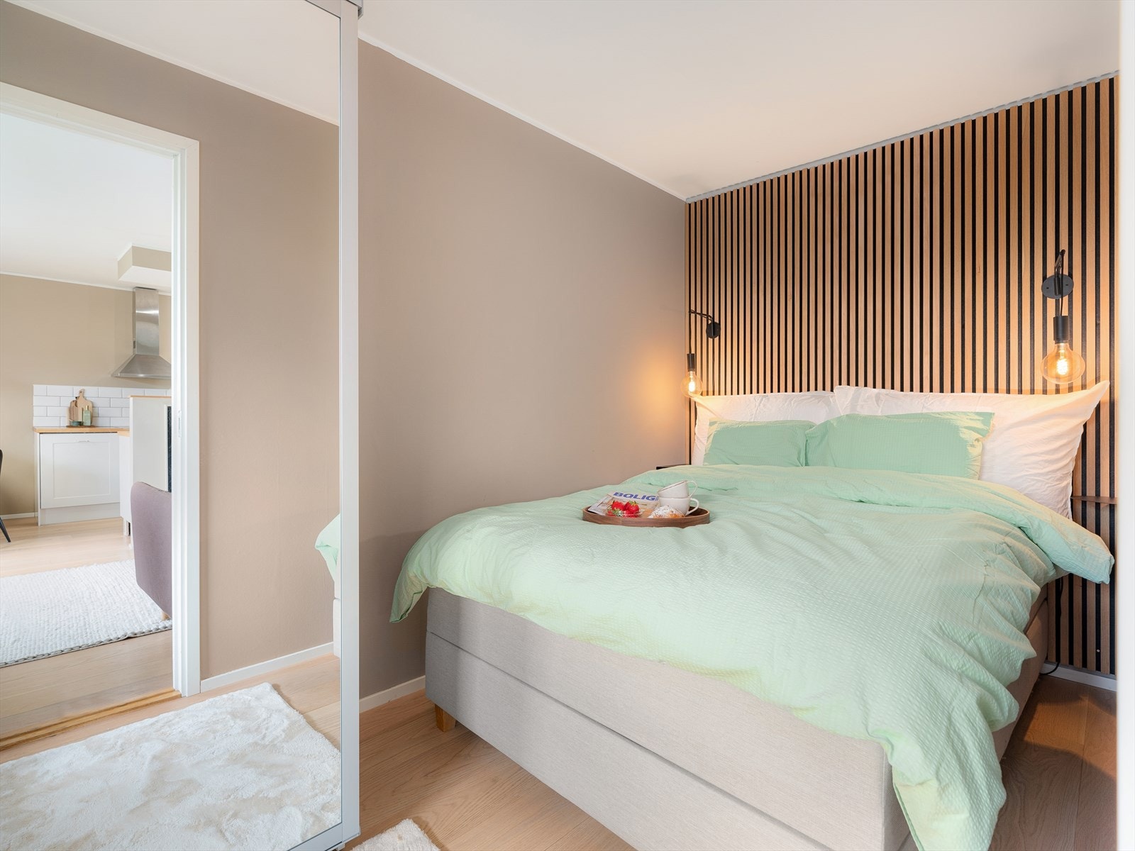 Leilighetens soverom ligger behagelig tilbaketrukket fra den sosiale sonen. Den tøffe spileveggen gir rommet et ekstra særpreg. Galleribilde