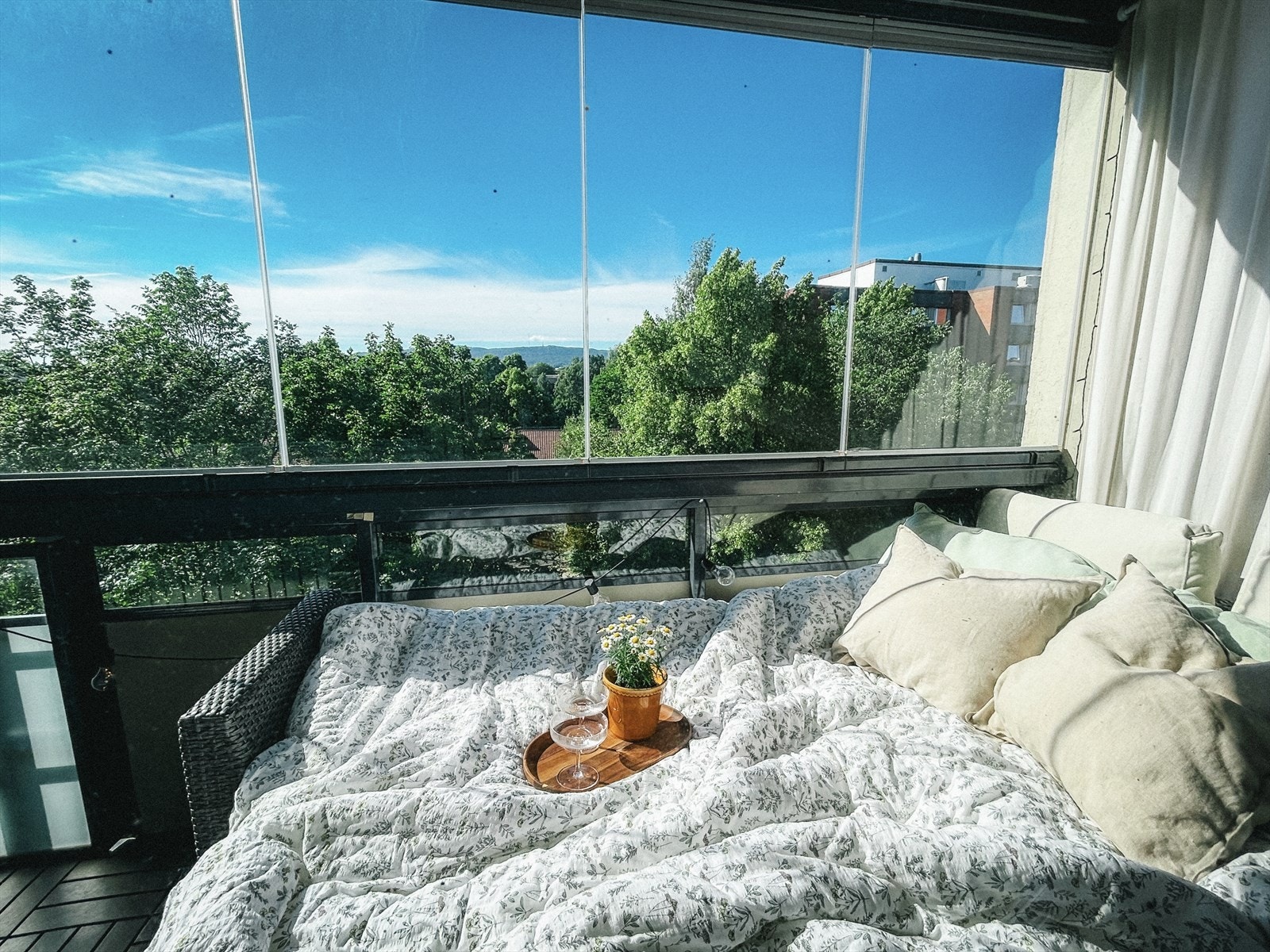 Sitat selger: "Når jeg har besøk av venner og familie kan jeg gjøre om sofaen ute til en seng, og de har kost seg så masse med å sove ute på balkongen, til og med på vinteren! Veldig glad for at balkongen er innglasset så den kan brukes hele året." Galleribilde