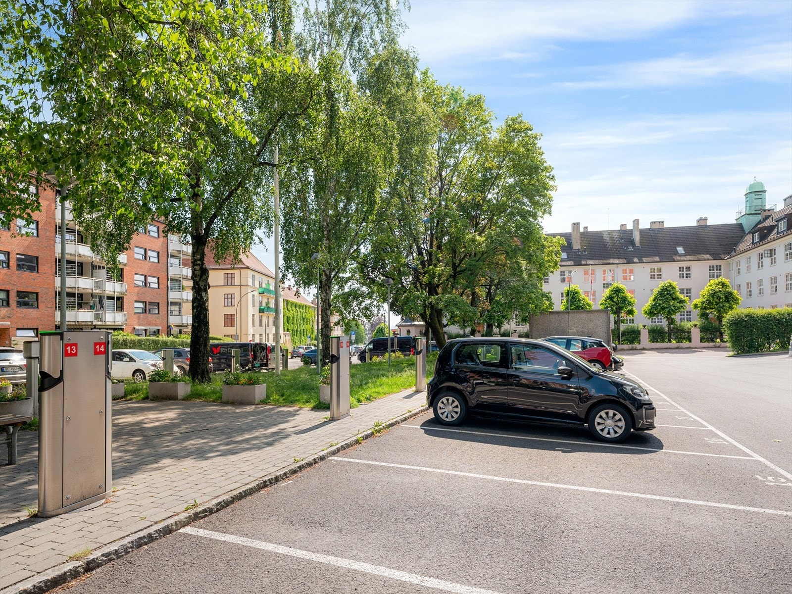 Det er mulighet for å leie parkeringsplass med og uten elbil lader. Galleribilde