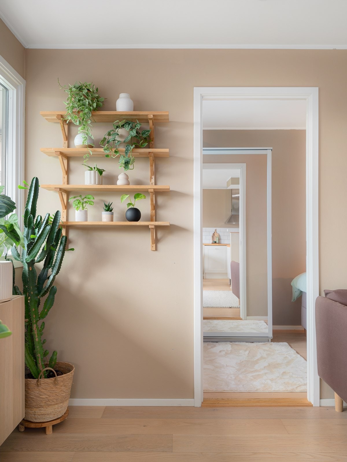 Veggflatene kan innredes med dekorative hyller og kunst! Galleribilde