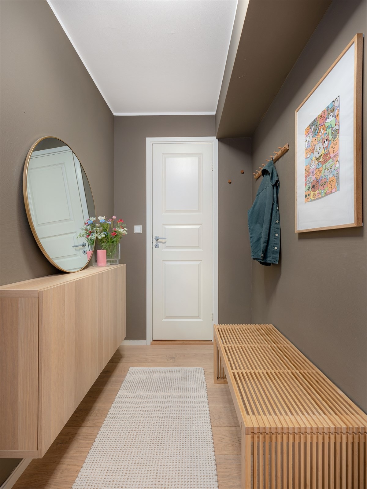 Det er også gode oppbevaringsmuligheter i veggskapene i inngangspartiet. Galleribilde