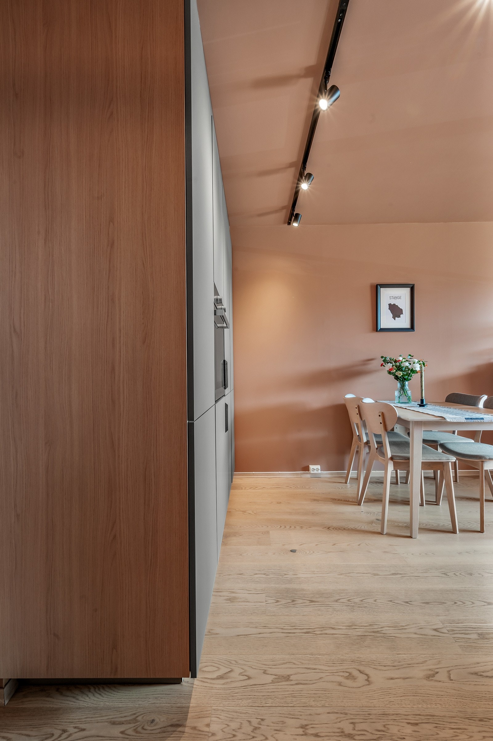 På enden av den ene kjøkkendelen har du et praktisk skap. Galleribilde