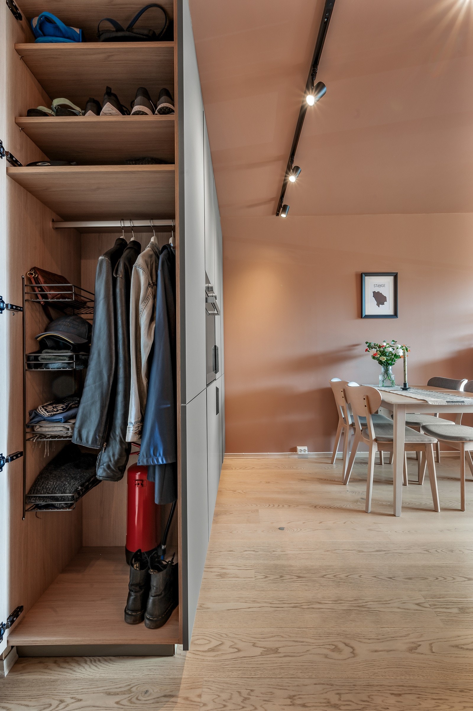 Her vil du få plass til sko- og ytterbekledning. Smart, ikke sant? Galleribilde