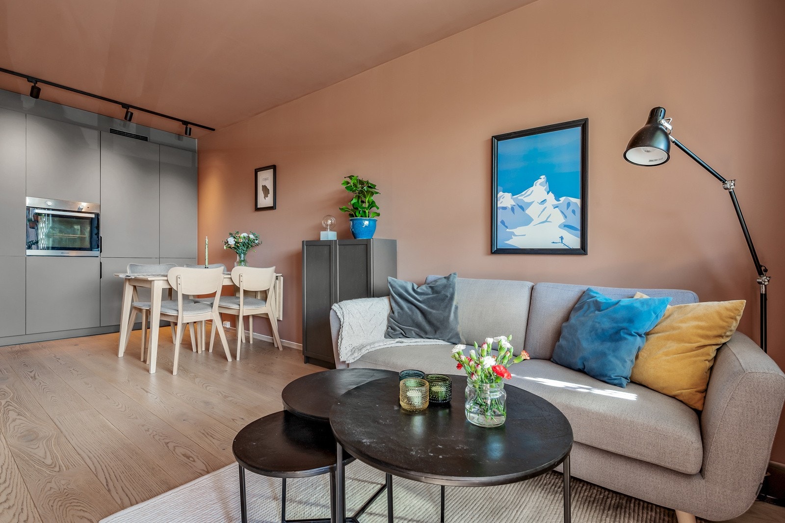 Stuens utforming gjør det enkelt å møblere etter egne behov, med både tv- og sofagruppe, samt spisebord med stoler. Galleribilde