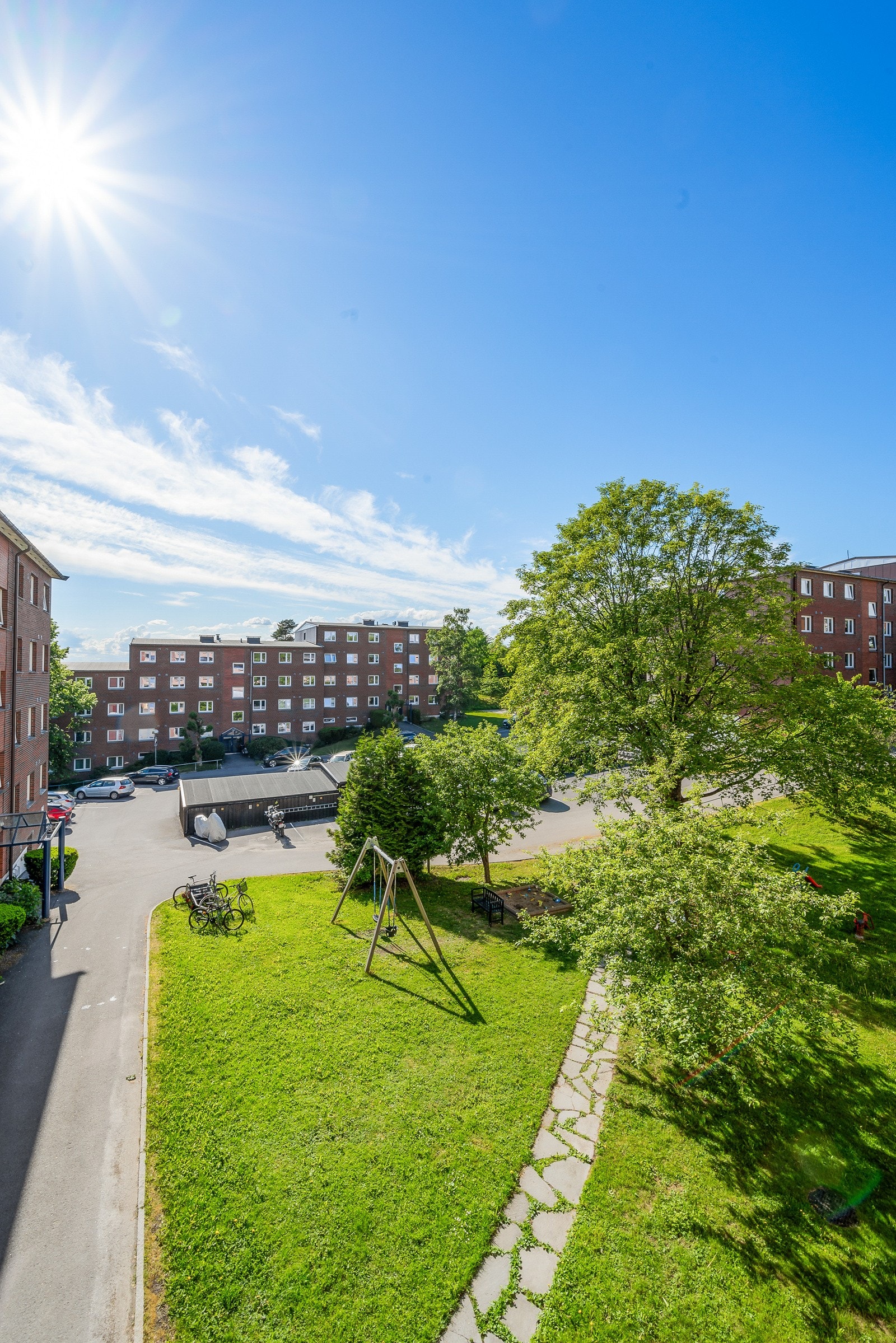 Fra balkongen har du hyggelig utsyn mot pent opparbeidet fellestomt. Galleribilde