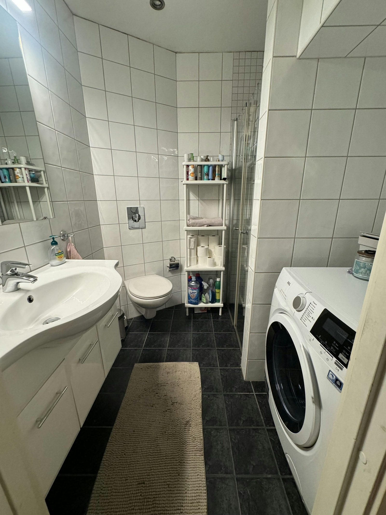 Flislagt bad med opplegg for vaskemaskin Galleribilde