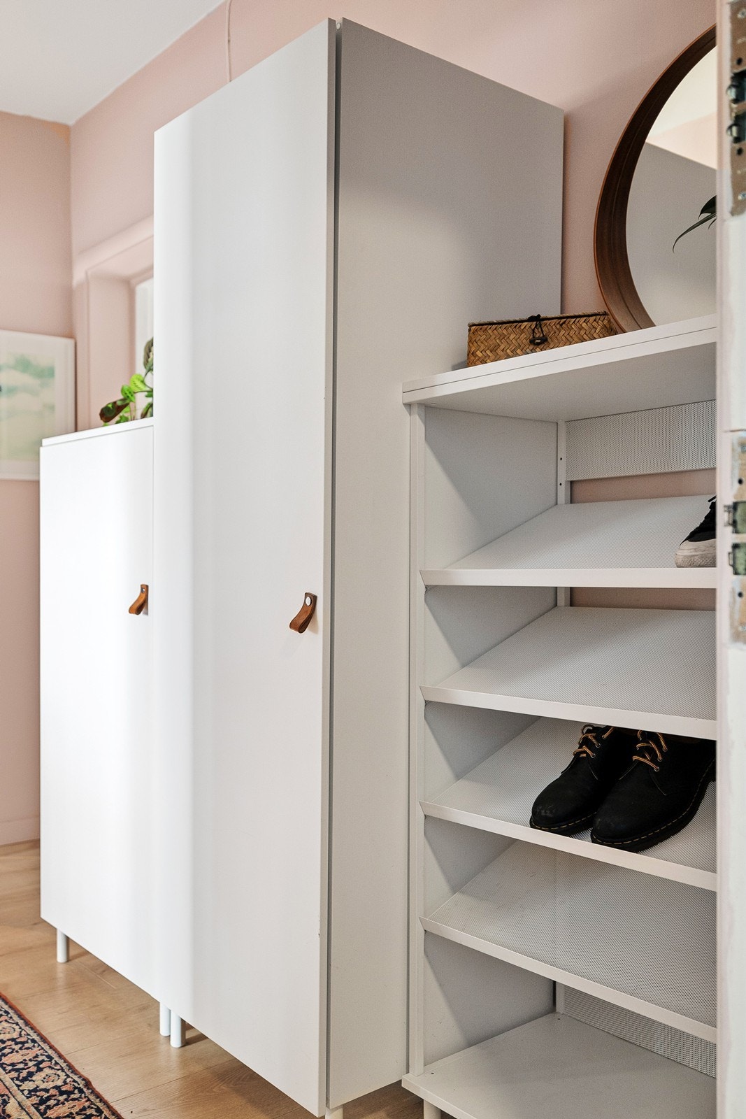 Porttelefon på vegg i entré og sikringsskap med automatsikringer i felles trapperom. Galleribilde