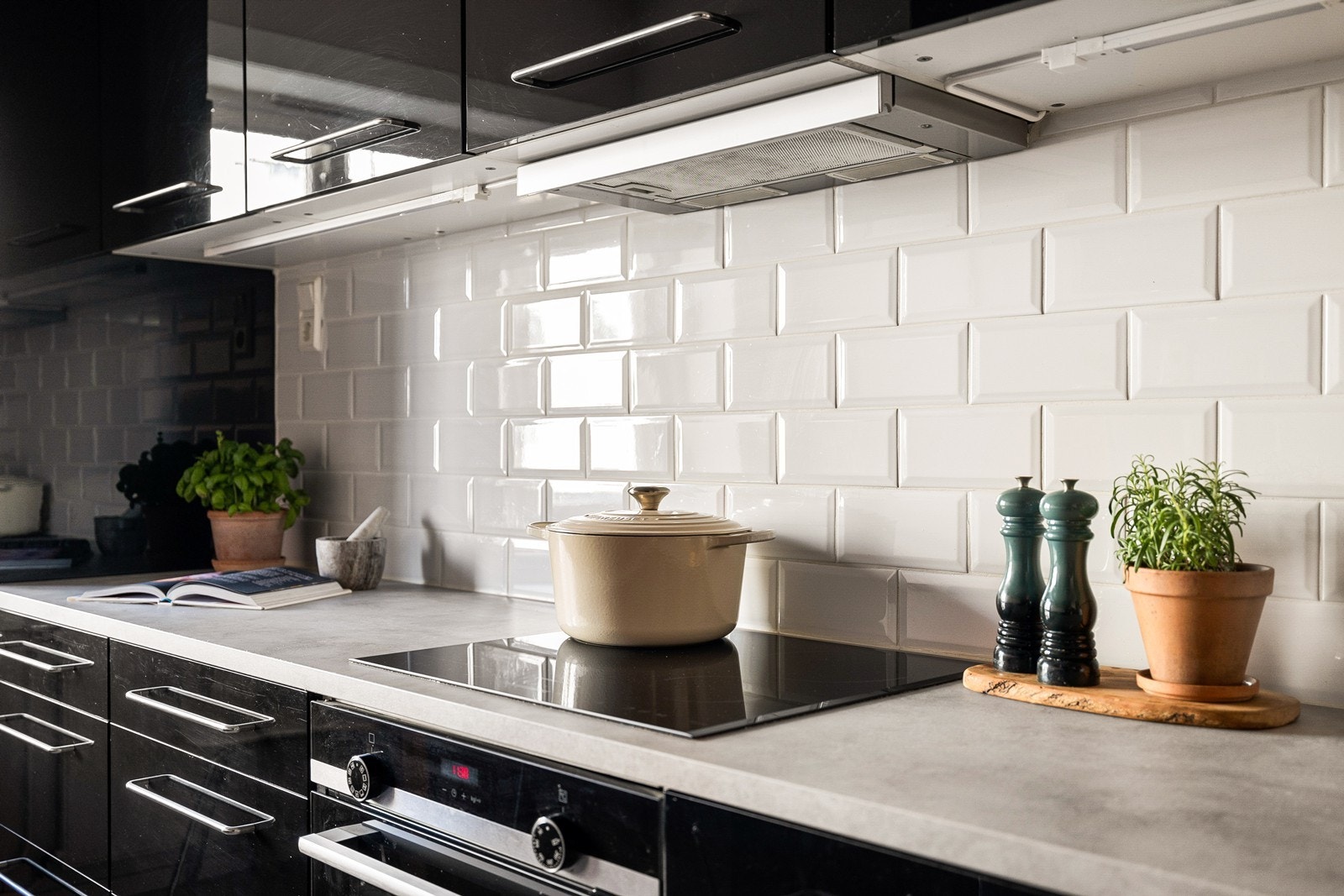 Godt med skap og benkeplass på kjøkkenet for oppbevaring og matlaging. Galleribilde