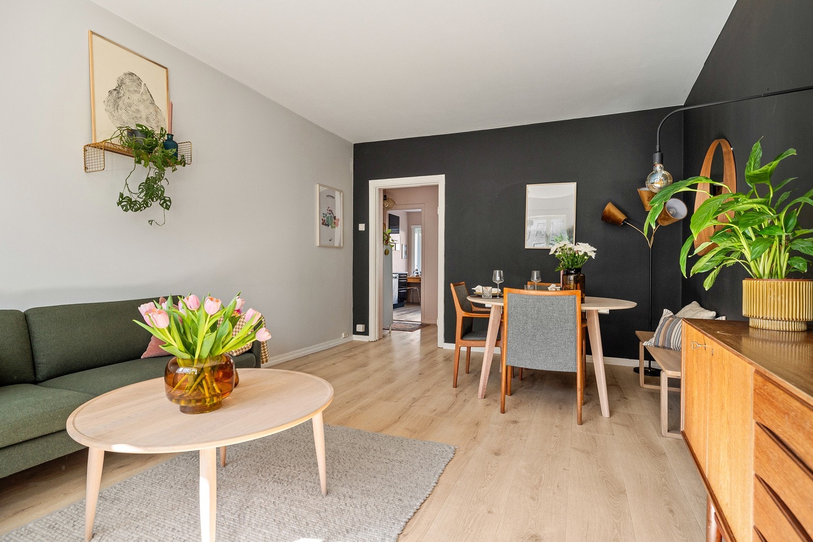 De store vindusflatene med den gjennomgående planløsningen tilfører leiligheten en lyst og åpent utrykk. Galleribilde