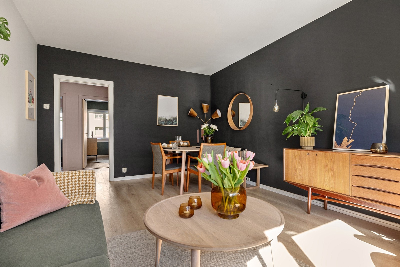 Stuen oppleves som et stort og romslig oppholdsrom, med plass til komfortabel sofa og tilhørende møblement, samt romslig spisebord som kan huse mange gjester. Galleribilde