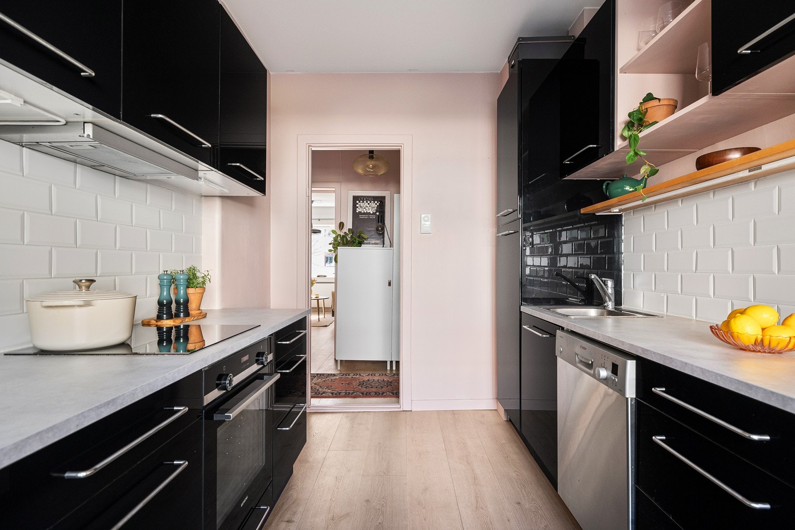 Det antas mulig å flytte kjøkken ut i stuen for å etablere soverom 2. Megler/selger tar ikke ansvar for om dette lar seg gjøre. Det er ikke undersøkt hvorvidt denne ombyggingen krever godkjenning eller lar seg gjennomføre som illustrert. Galleribilde