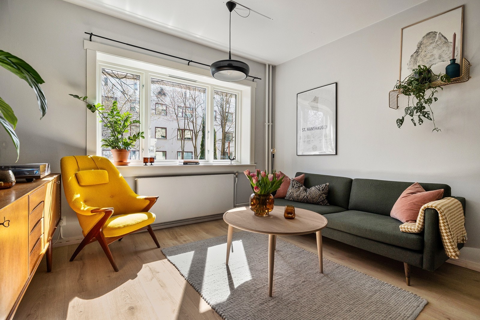 Oppvarming via fjernvarme med radiatorer, varmtvann og internett er inkl. i felleskostnadene. Dette gir lave strømkostnader. Galleribilde