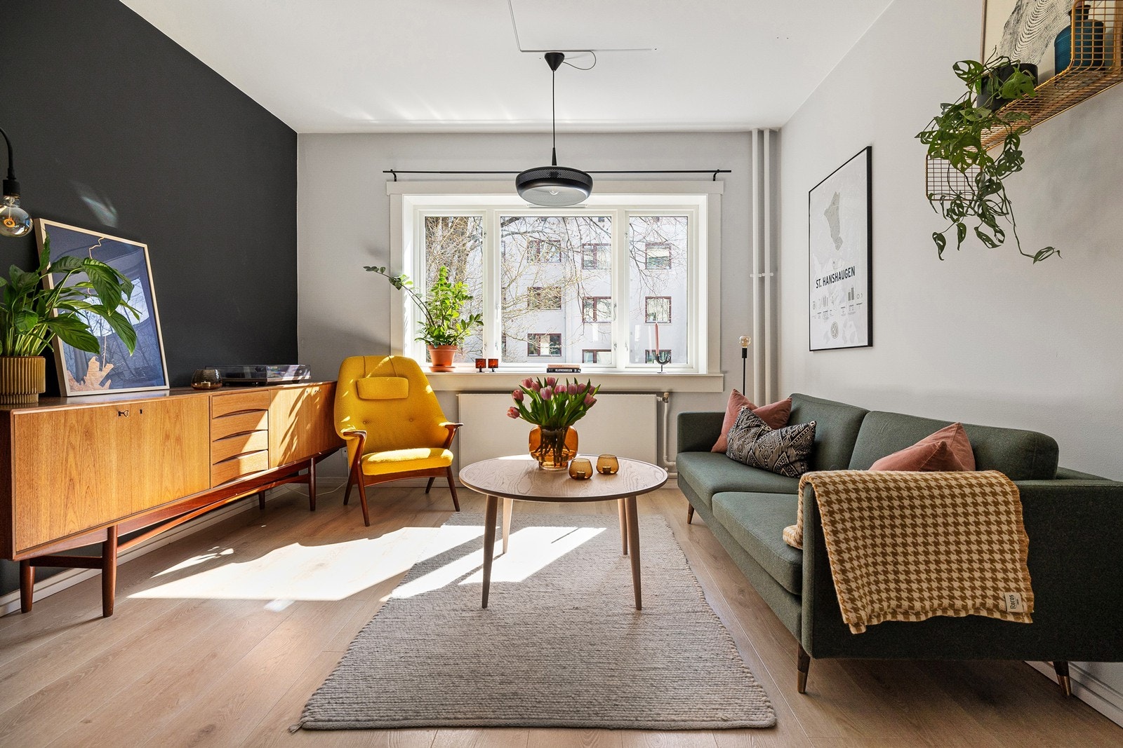 Leiligheten ligger usjenert til i bygningens høye 1. etasje og inneholder: Stue, kjøkken, bad, soverom, entré. Galleribilde