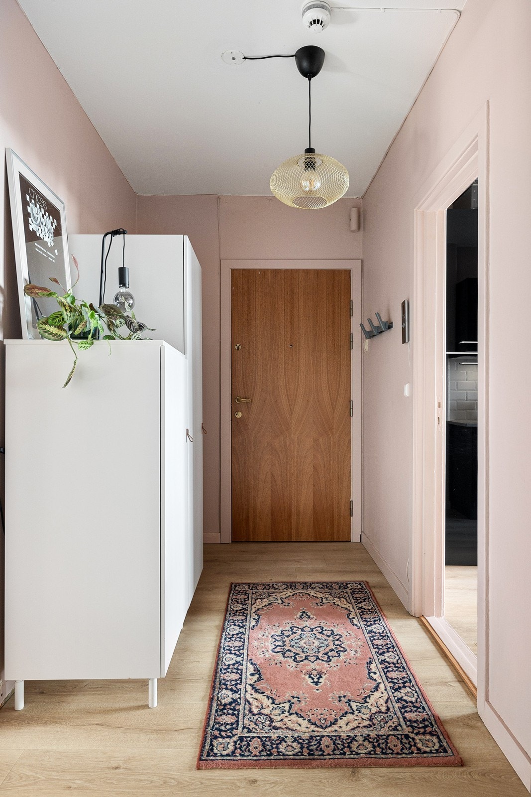 Velkommen inn i en innbydende entré med god plass til oppbevaring. Sikkerhetsdør fra Swedoor med brann og lydklassifisering B30/db35. Galleribilde