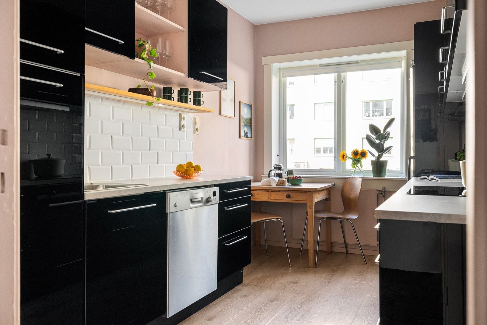 Pent kjøkken fra IKEA med slette fronter, utstyrt med med nedfelt oppvaskkum, integrert stekeovn og platetopp, mekanisk avtrekksvifte og opplegg for oppvaskmaskin. Galleribilde