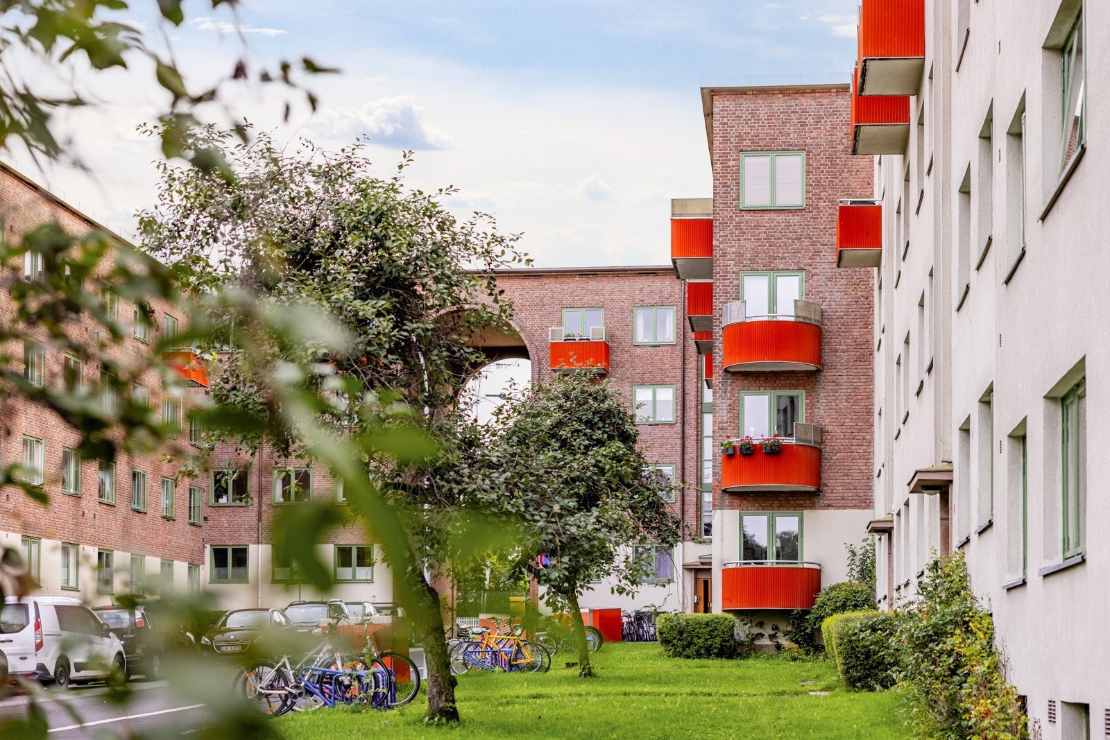 Tomten er pent opparbeidet med grønne plener, trær, sittegrupper, gangvei samt lekeapparater for barn. Her vil du trives! Galleribilde