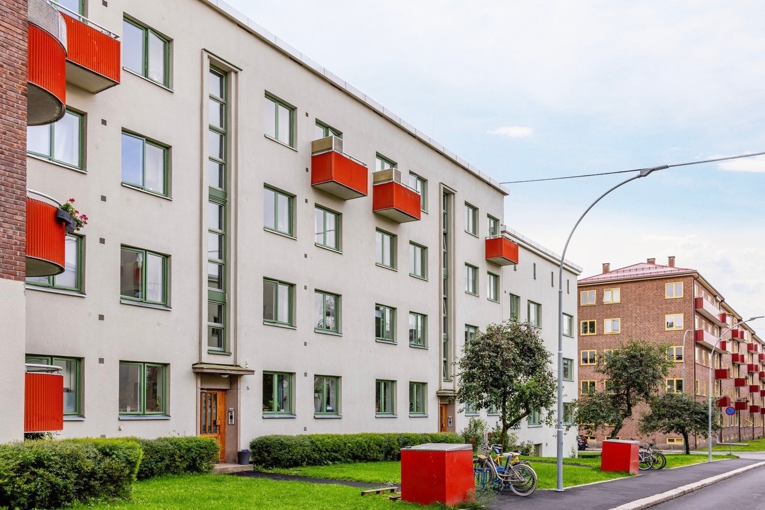 Leiligheten ligger tilbaketrukket og skjermet til fra trafikkstøy og innsyn. Pent opparbeidede fellesområder både foran og på baksiden av boligen. Galleribilde