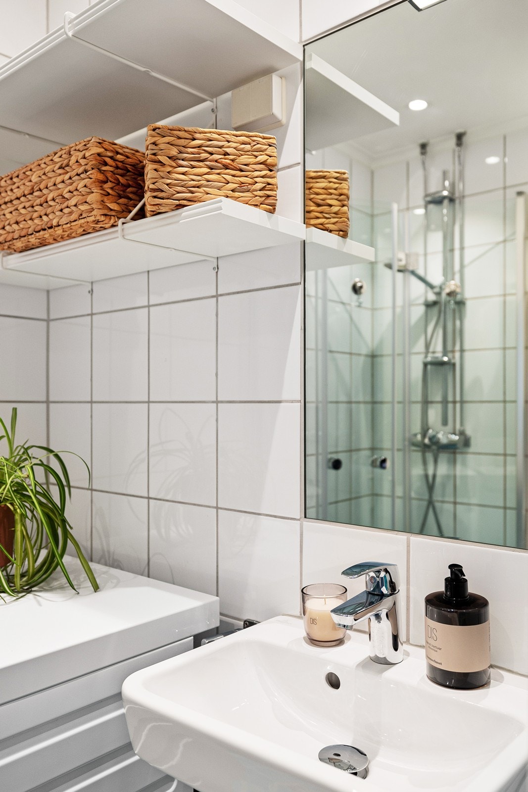 Ny servant fra 2024 og hyller for oppbevaring på vegg. Badet ble pusset opp i regi av borettslaget i 2002. Galleribilde