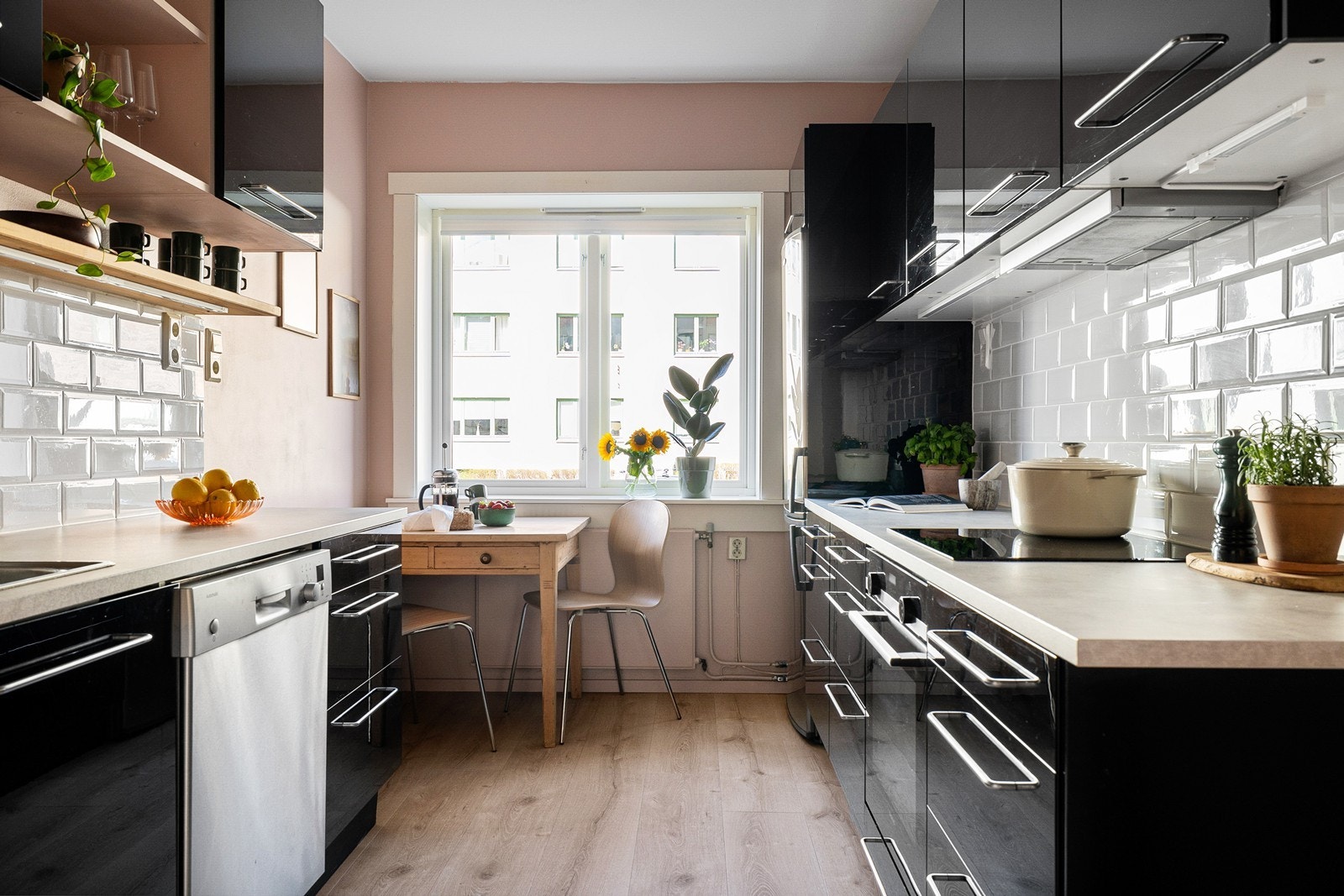 Godt med lysinnslipp på kjøkkenet. I enden av rommet er det plass til en hyggelig spisekrok med kjøkkenbord, perfekt for å nyte morgenkaffen. Galleribilde