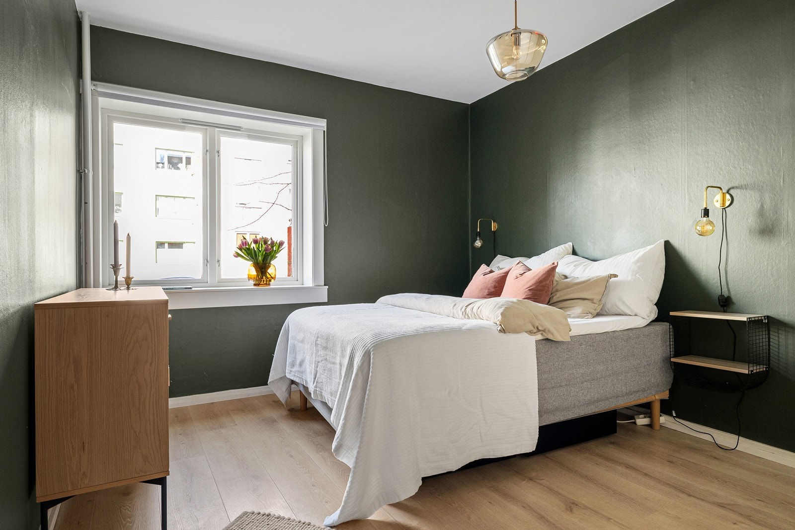 Soverommet er av god størrelse og vender ut mot trafikkstille gate. Galleribilde