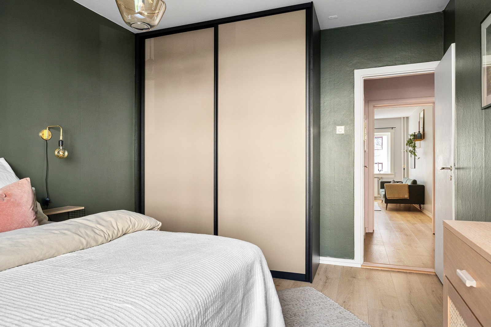 Stor og praktisk garderobeløsning fra Garderobeeksperten, nytt fra 2021. Galleribilde