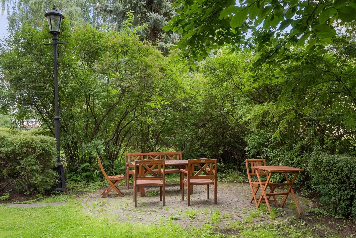 Flere hyggelige sittegrupper i borettslagets fellesarealer. Galleribilde