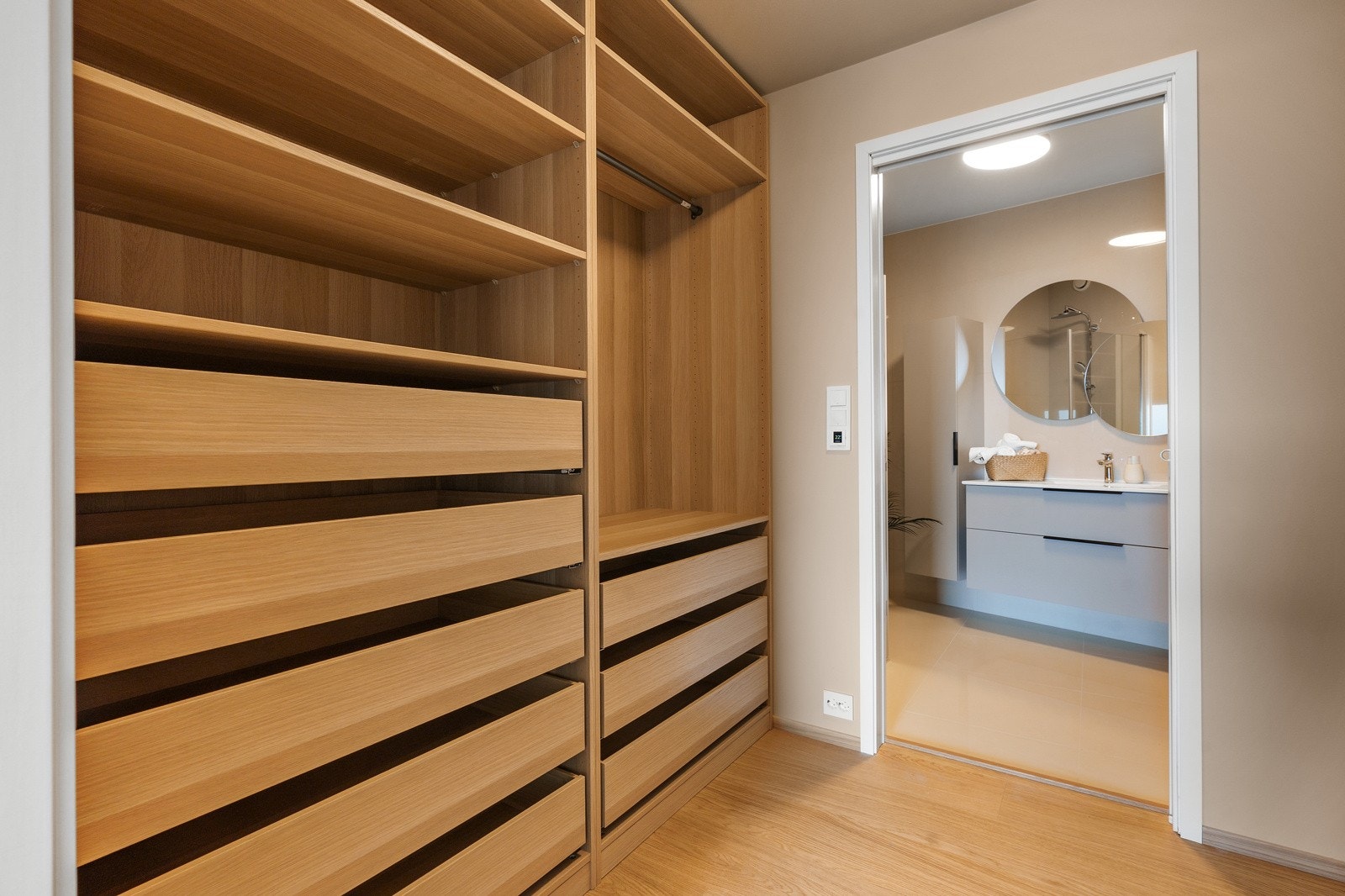 Praktisk walk-in som gir god lagringsplass Galleribilde