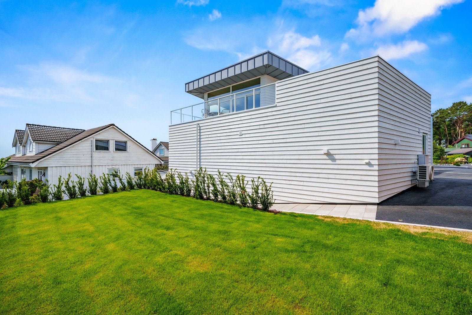 Eiendommen ligger ideelt plassert med tilgang til noen av Stavangers beste fasiliteter og rekreasjonsområder; umiddelbar nærhet til både Gosen ungdomsskole og Madlavoll skole, samt Madlavoll barnehage, noe som gjør den ettertraktet for familier Galleribilde