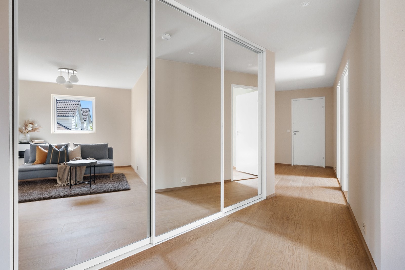 Lys gang med god plass og enkel tilgang til alle rom. Galleribilde