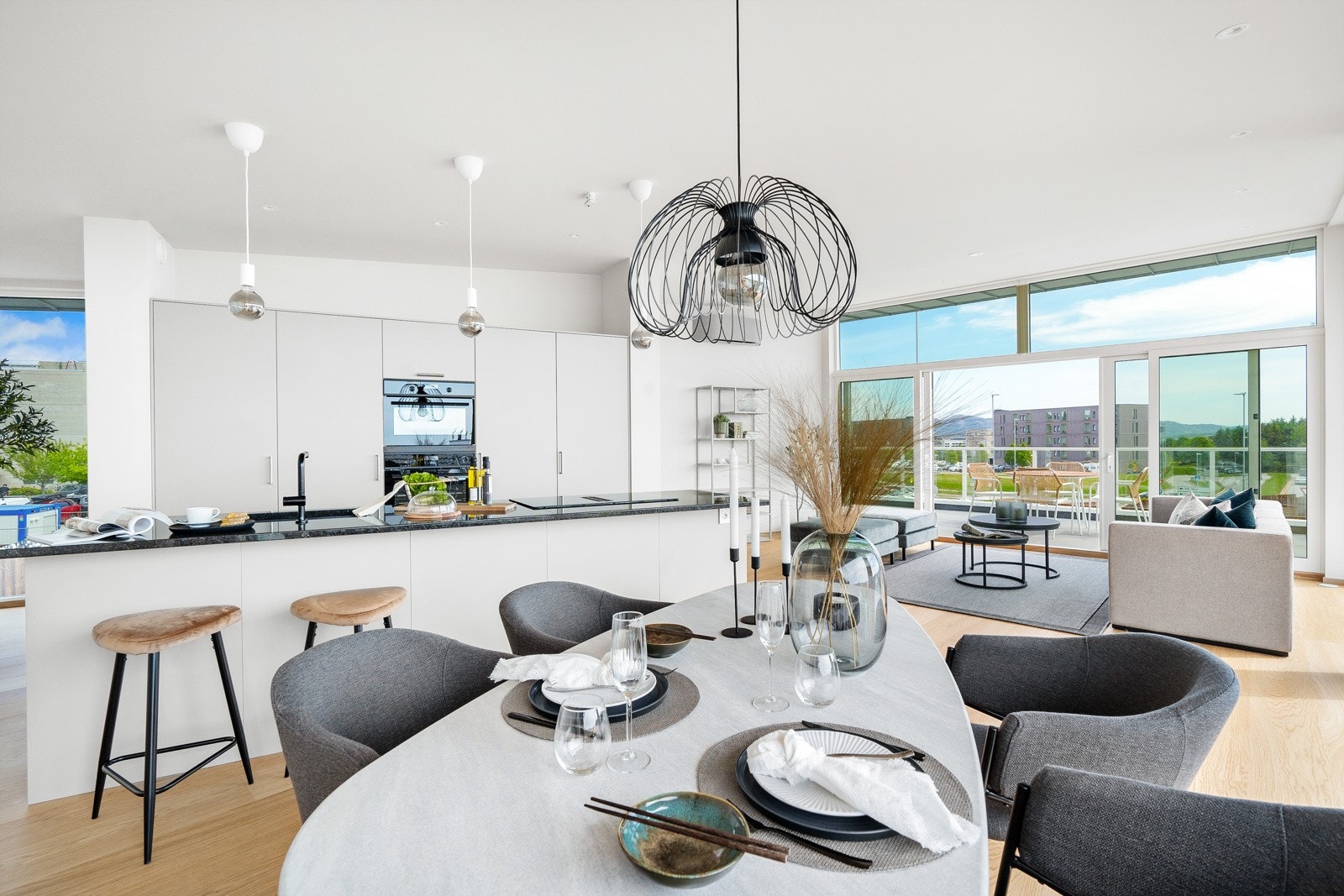 Moderne kjøkken med åpen løsning mot stue og spisestue samt integrerte hvitevarer. Galleribilde